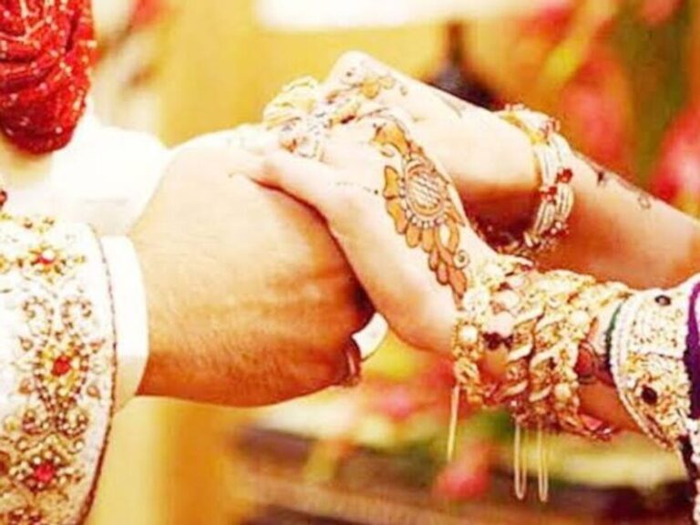 अपनी पत्नी का दूसरे युवक से कराया निकाह, तीन बच्चे भी सौंप दिए