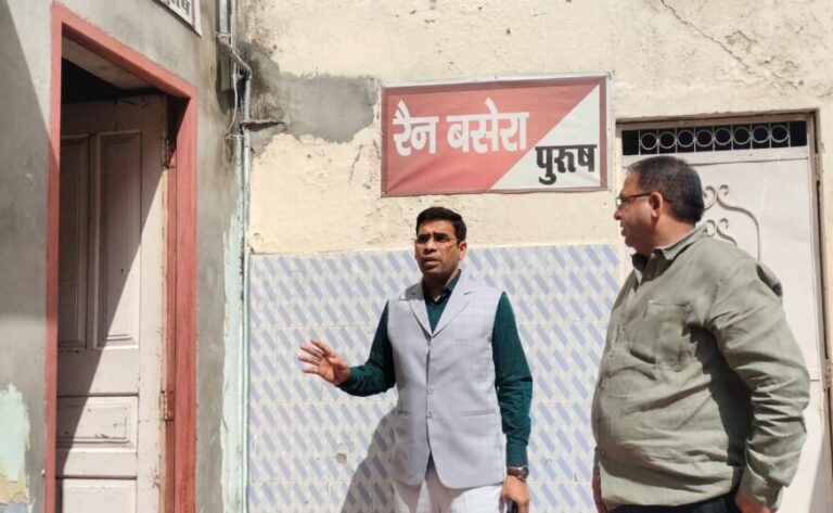 एडीएम वित्त ने किया नगर पंचायत पुरकाजी के रैन बसेरे का निरीक्षण
