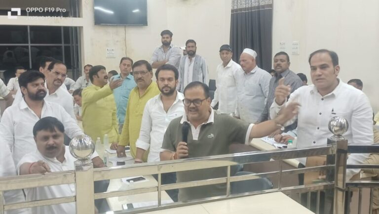 मुजफ्फरनगर-कम्पनी बाग से पेड़ काटने को लेकर पालिका में हंगामा