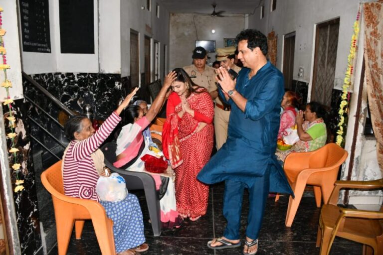 दीपावली पर एसएसपी संजय वर्मा ने पुलिस परिवार व वृद्धजनों में बांटी खुशियां