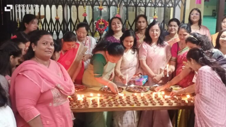 दीपोत्सव की धूम–दीपों की रोशनी से जगमगाया एम.जी. पब्लिक स्कूल