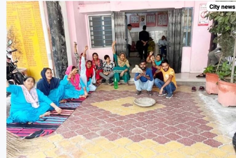 धनतेरस पर जिला अस्पताल के सफाई कर्मियों ने झाड़ू-तसले लेकर सीएमओ दफ्तर घेरा