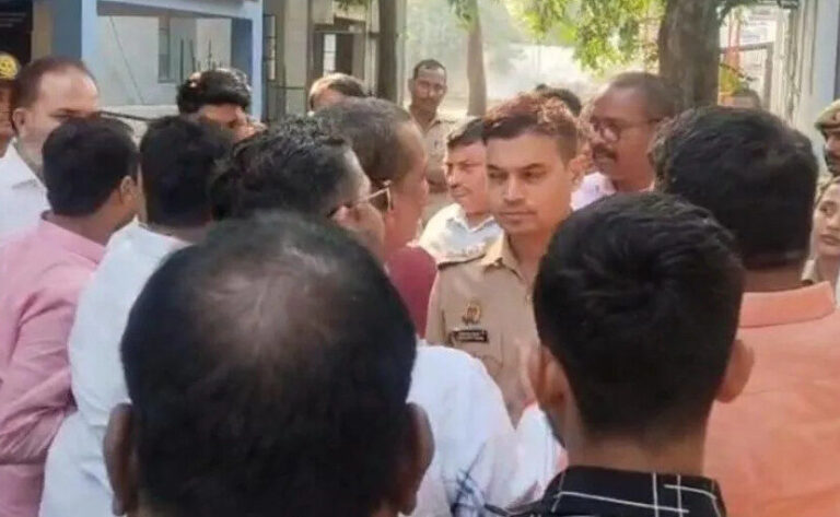 गोरखपुर में बीजेपी नेता से मारपीट, सिक्योरिटी इंचार्ज पर लगा बंधक बनाकर पिटाई का आरोप