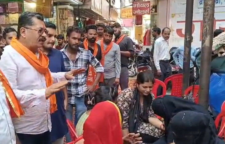 करवा चौथ-बाजार भ्रमण पर निकले क्रांतिसेना व शिवसेना कार्यकर्ताओं ने की निगरानी