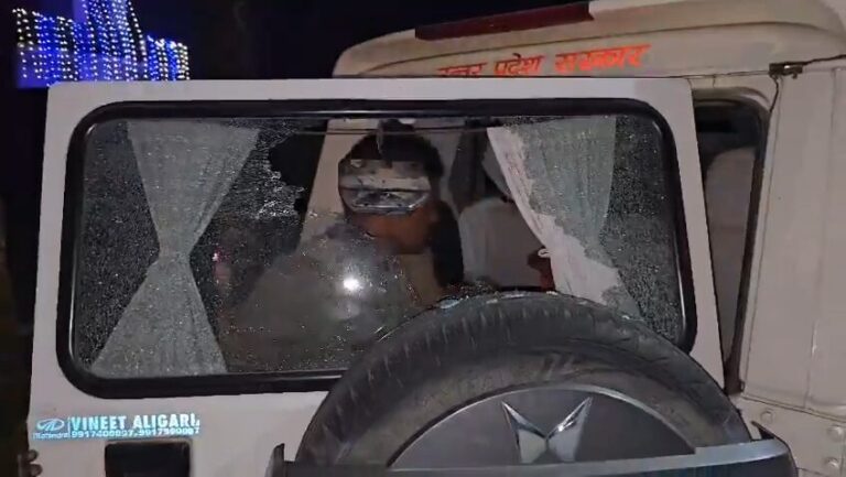 अलीगढ़ में SDM की गाड़ी पर पथराव, नगर निगम की कार्रवाई से भड़की भीड़ | SDM घायल