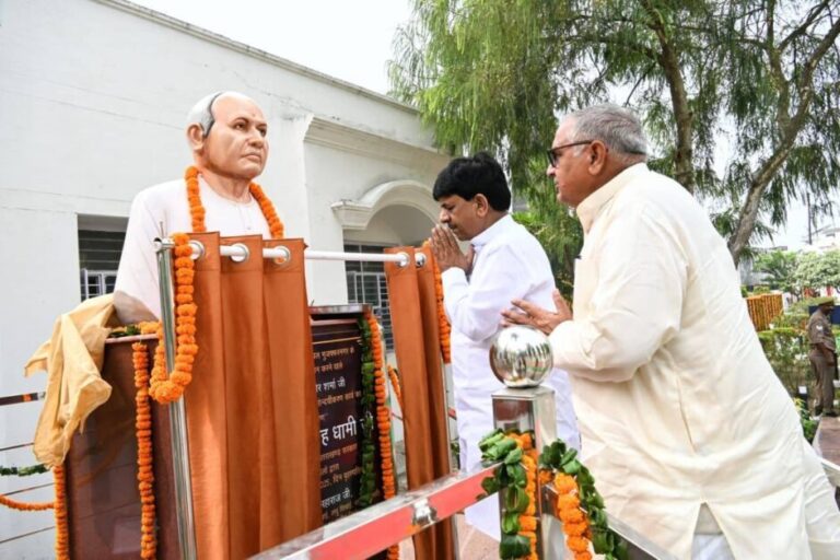 रामपुर तिराहा स्मारक पर दानदाता महावीर प्रसाद की प्रतिमा का अनावरण
