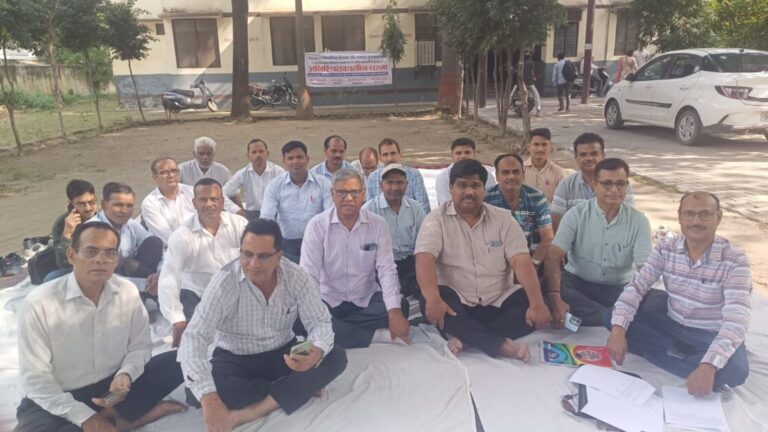 शिक्षकों की समस्याओं को लेकर मुजफ्फरनगर में माध्यमिक शिक्षक संघ का धरना दूसरे दिन भी जारी