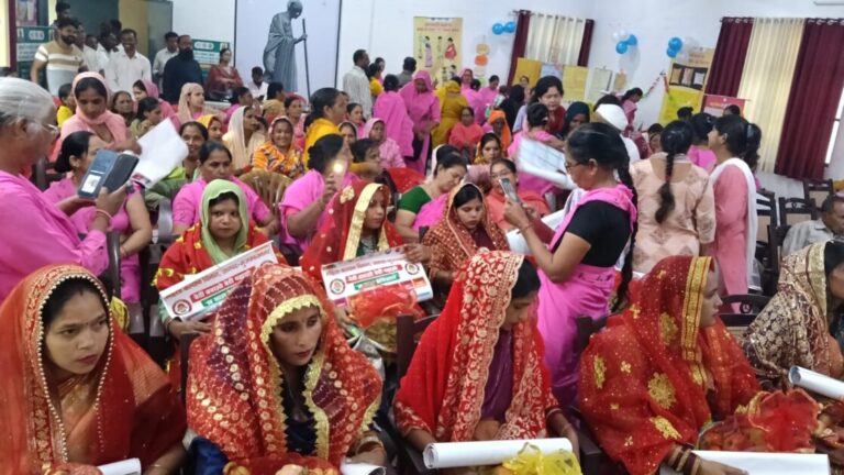महिलाओं की समस्याएं सुनने पहुंचीं महिला आयोग सदस्य सपना कश्यप, गर्भवती महिलाओं की गोदभराई कर बांटे फल
