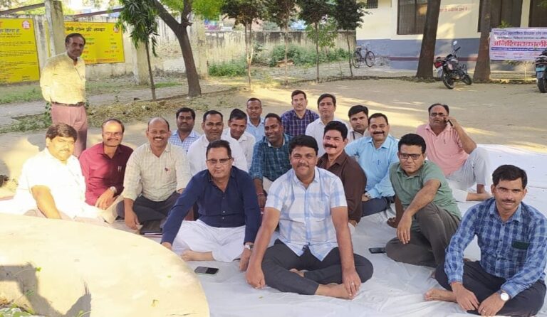 शिक्षकों का आक्रोश जारी, वेतन निर्धारण व लंबित प्रकरणों को लेकर माध्यमिक शिक्षक संघ का धरना जारी