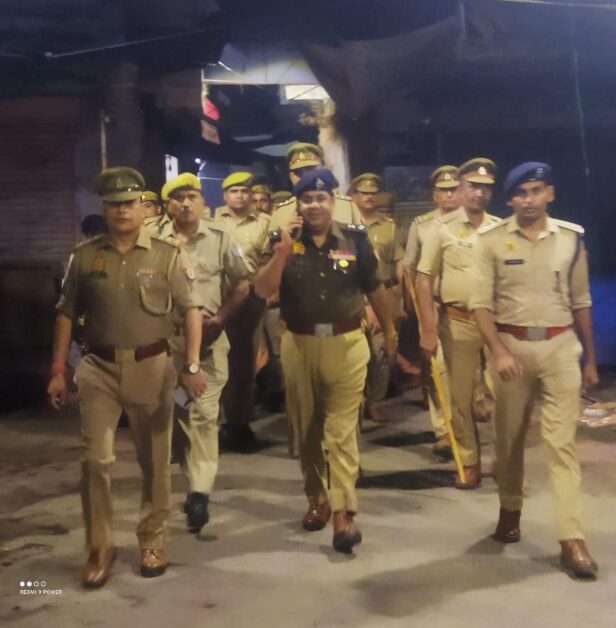 एसपी एन.पी. सिंह ने देर रात थानाभवन में किया पैदल भ्रमण, सुरक्षा व्यवस्था का लिया जायजा और थाने का आकस्मिक निरीक्षण