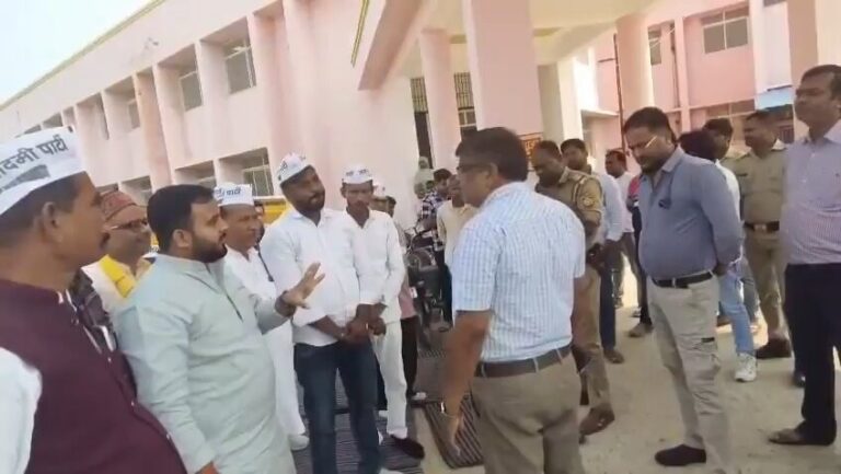 सरकार पर आपत्तिजनक टिप्पणी के बाद सुल्तानपुर के सीएमएस डॉ. भास्कर प्रसाद सस्पेंड | वीडियो वायरल