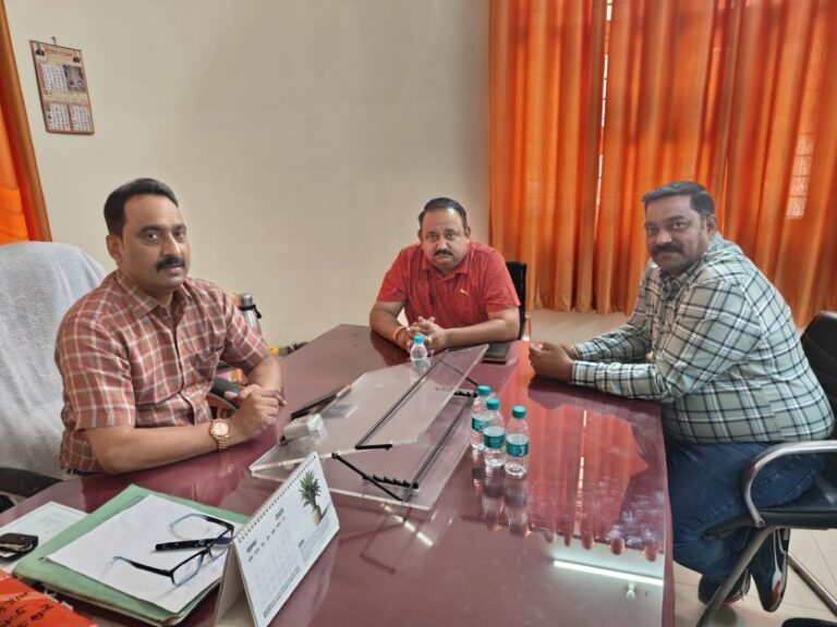 गुड़ की आवक में कमी से व्यापारी चिंतित, माफियाओं पर कार्रवाई की मांग