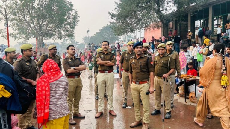 गंगा घाट पर स्नान को लेकर अलर्ट दिखी फोर्स, अफसरों ने किया पैदल मार्च