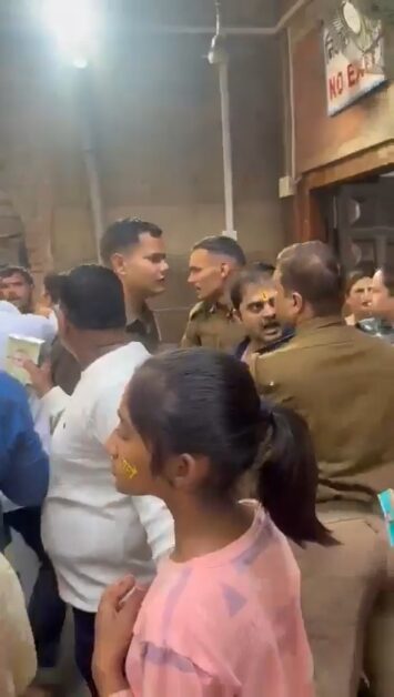 बांके बिहारी मंदिर में हंगामा: पुलिस और श्रद्धालुओं के बीच झड़प का वीडियो वायरल