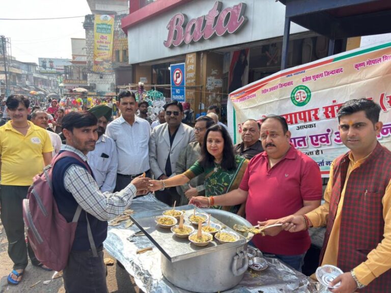 कार्तिक गंगा स्नान पर शिव चौक पहंुची पालिकाध्यक्ष मीनाक्षी स्वरूप ने किया खिचड़ी वितरण