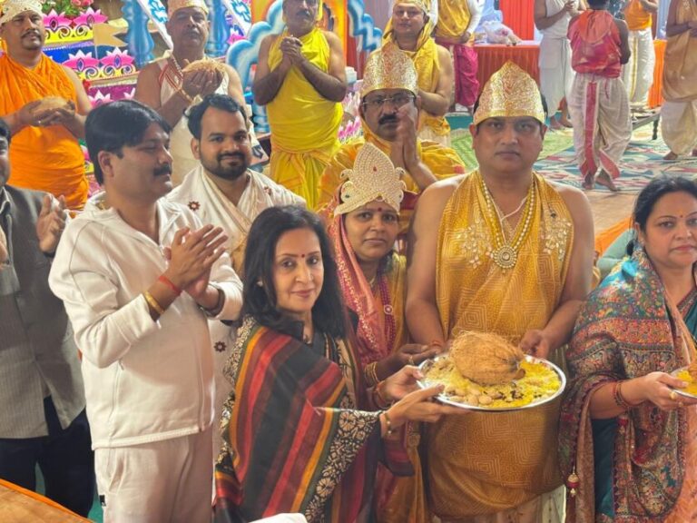 श्री कल्पद्रुम महा मण्डल विधान में शामिल हुई नगरपालिका अध्यक्ष मीनाक्षी स्वरूप