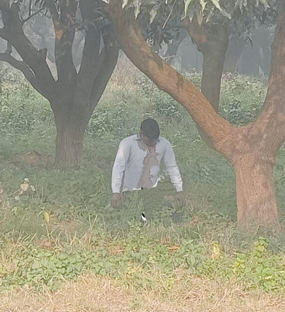 बाग में पेड़ से लटका मिला युवक का शव, परिजनों ने हत्या बताकर किया हंगामा