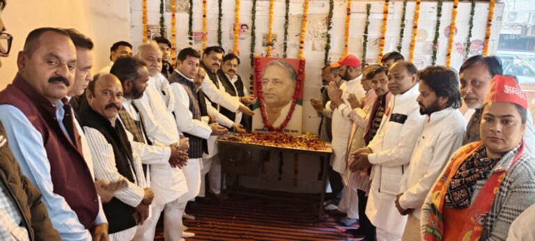 मुलायम सिंह के जन्मदिन पर सपाइयों ने लिया लोकतंत्र बचाने का संकल्प