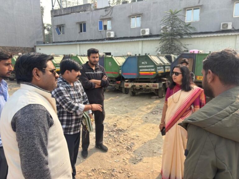 कच्चा कूड़ा डलावघर-खराब वाहन देखकर पालिकाध्यक्ष मीनाक्षी स्वरूप ने जताई नाराजगी