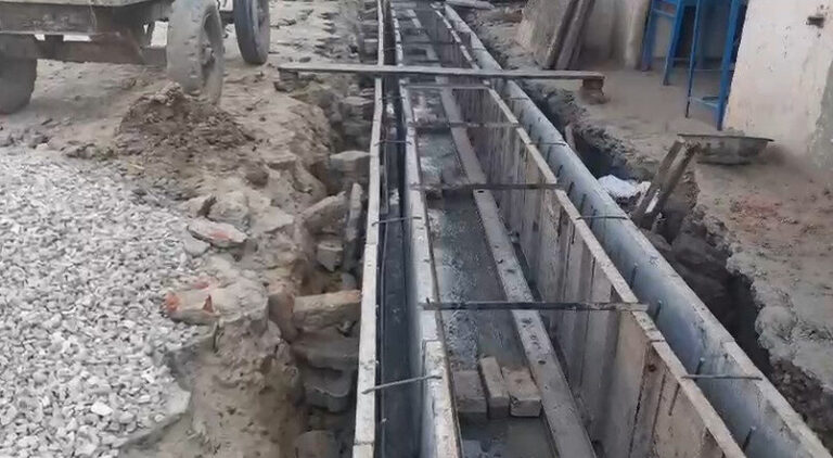 निर्माणाधीन नाले की गुणवत्ता पर उठे सवाल, नगर पंचायत टीम ने की तकनीकी जांच