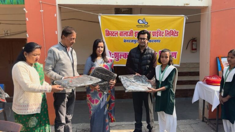 नगर पालिका कन्या इंटर कॉलेज में पालिका अध्यक्ष मीनाक्षी स्वरूप ने बांटे स्कूल बैग