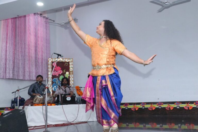 एम.जी. पब्लिक स्कूल में कत्थक नर्तक विशाल कृष्णा की प्रस्तुति ने मोहा मन