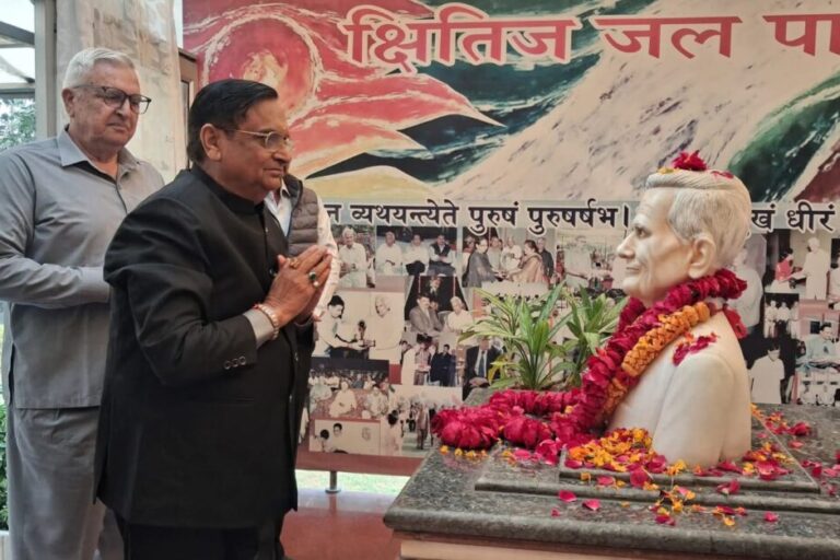 एम.जी. पब्लिक स्कूल में कर्मयोगी बाबू हरबंस लाल गोयल को दी गई पुष्पांजलि