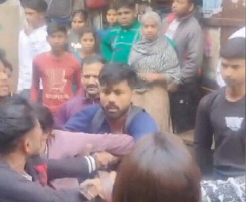 शामली में तनावः सरेबाजार किशोरी से छेड़छाड़, विरोध पर बेल्टों से पीटा