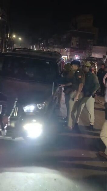 मुज़फ्फरनगर में चेकिंग के दौरान हंगामा — स्कॉर्पियो ने पुलिस पर चढ़ाने की कोशिश, BKU झंडा लगा वाहन पकड़ा गया