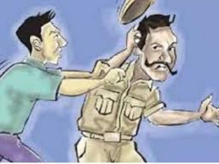 पुलिस टीम पर हमलाः शातिर गौकश ने छत से बरसाए ईंट-पत्थर, सिपाही का सिर फटा