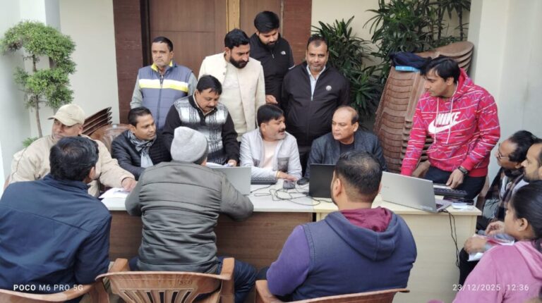 पालिकाध्यक्ष मीनाक्षी स्वरूप के आवास पर वोट कैम्प में उमड़ रही भीड़