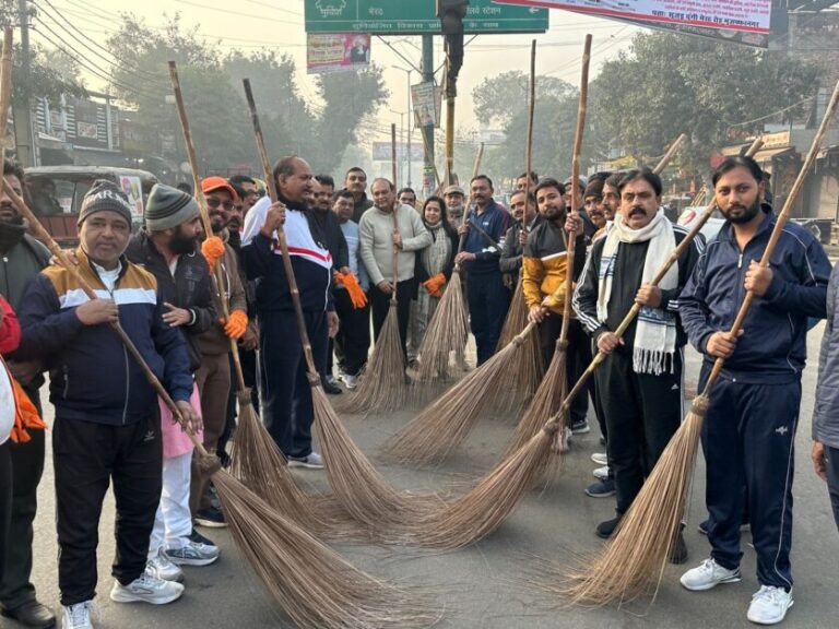 भारत रत्न अटल बिहारी वाजपेई की स्मृति में मीनाक्षी स्वरूप ने किया स्वच्छता श्रमदान