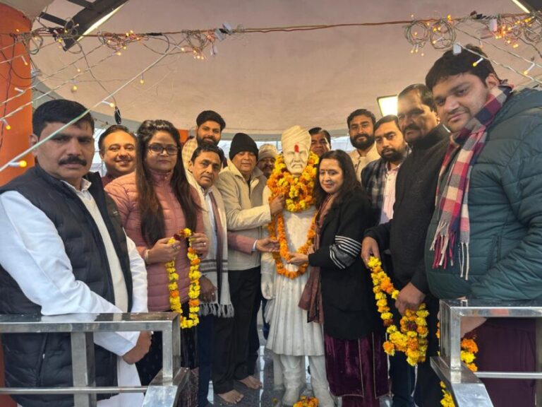 मालवीय जयंती पर नगरपालिका अध्यक्ष मीनाक्षी स्वरूप ने किया मालवीय प्रतिमा पर माल्यार्पण