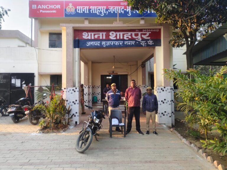 फर्जी पुलिस बनकर ठगी करने वाला शातिर गिरफ्तार, वर्दी,चाकू और बाइक बरामद