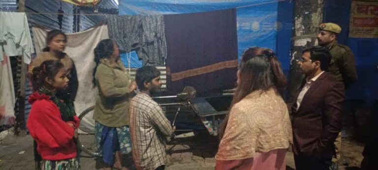 सर्द रात में बेसहारा को सहारा देने सड़कों पर निकले अफसर, अलाव का दिखा अभाव
