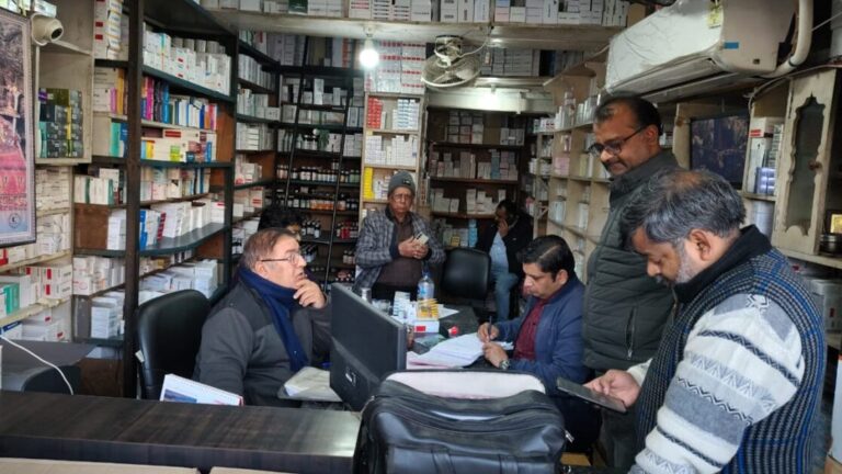 जिला परिषद मार्किट में औषधि विभाग की बड़ी कार्रवाई, क्वालिटी मेडिसिन कंपनी पर छापा