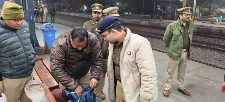 रेलवे स्टेशन पर सुरक्षा का सख्त पहरा, सघन चेकिंग से मचा हड़कंप