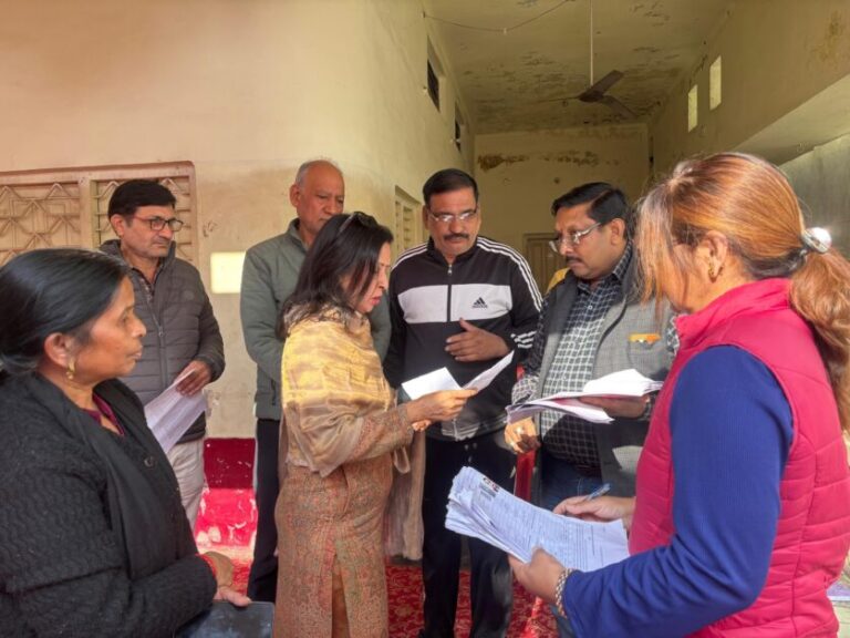 एसआईआर अभियान की जागृति को मीनाक्षी स्वरूप व गौरव स्वरूप ने किया बूथों का निरीक्षण