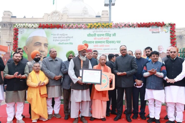 लखनऊ में सीएम योगी के साथ मंत्री अनिल व कपिल ने किया चरण सिंह को नमन