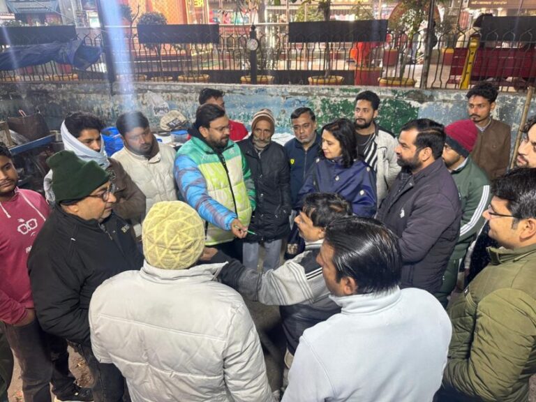 सर्द रात में व्यवस्था परखने जनता के बीच पहुंचीं पालिका अध्यक्ष मीनाक्षी स्वरूप