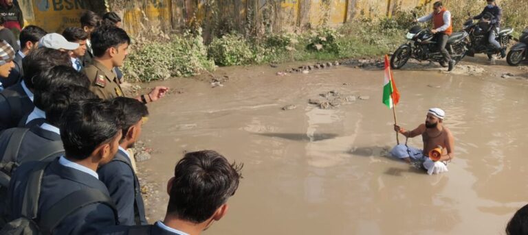 बदहाल परिक्रमा मार्ग पर जल समाधि लेने बैठे विजय हिंदुस्तानी, मचा हड़कम्प