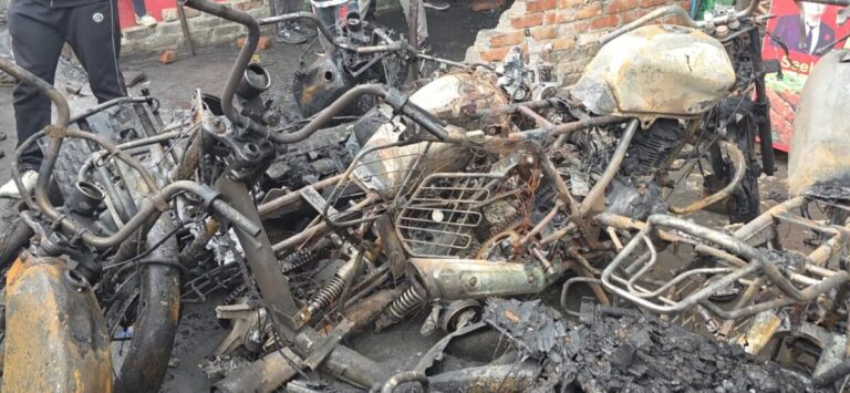 बाइक रिपेयरिंग दुकान में भीषण आग, पांच बाइक जलकर राख