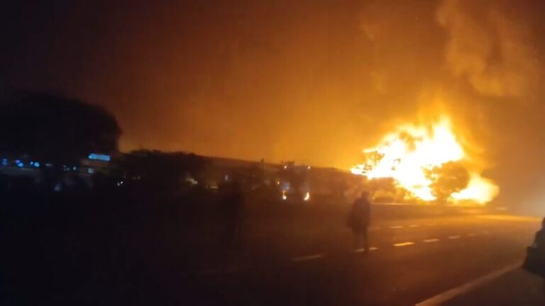 घने कोहरे में यमुना एक्सप्रेसवे पर भीषण हादसा, 13 की जलकर मौत, 70 घायल