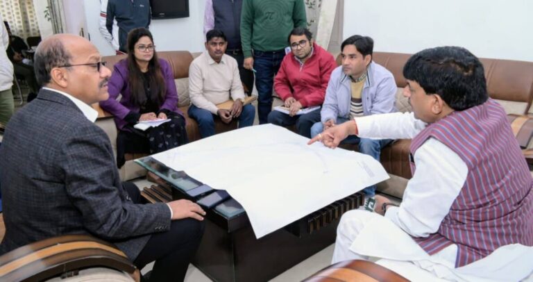 परिक्रमा मार्ग निर्माण में लापरवाही पर मंत्री कपिल देव अग्रवाल सख्त, अधिकारियों को लगाई फटकार