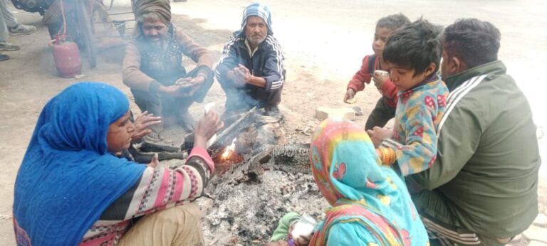 सर्दी का सितमः कोहरे की चादर में लिपटा शहर, 12 बजे तक जले अलाव