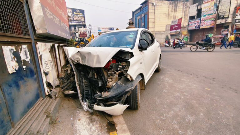 कोहरे के कारण दो हादसेः महावीर चौक पर कार की टक्कर, लालूखेड़ी में नहर में पलटी कार