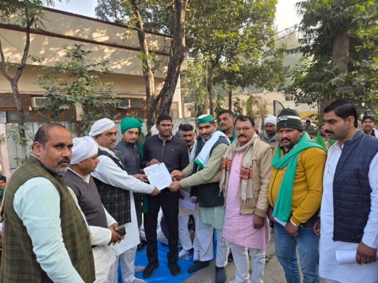 दलाल संगठनों के खिलाफ डीएम दफ्तर पर धरना-धर्मेन्द्र मलिक ने की कार्रवाई की मांग