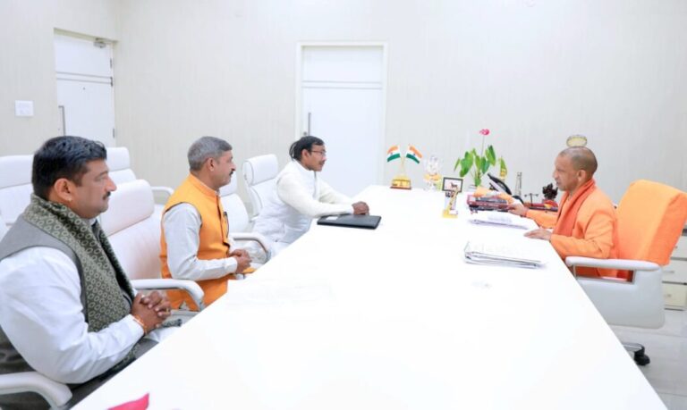 विकास को लेकर पूर्व विधायक विक्रम सैनी और भाजपा नेता अचिंत मित्तल ने मुख्यमंत्री से की मुलाकात