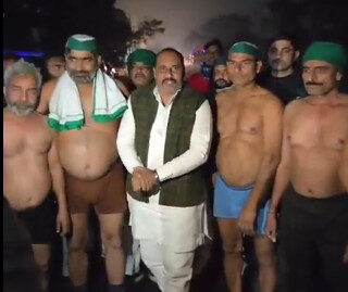 सर्द रात में अर्धनग्न प्रदर्शन के बाद जगा प्रशासन, कूड़े भरे तीन ट्रक जब्त