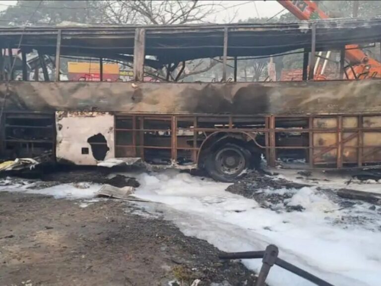 बलरामपुर में दर्दनाक हादसा: ट्रक की टक्कर से दिल्ली जा रही बस में आग, 3 की मौत